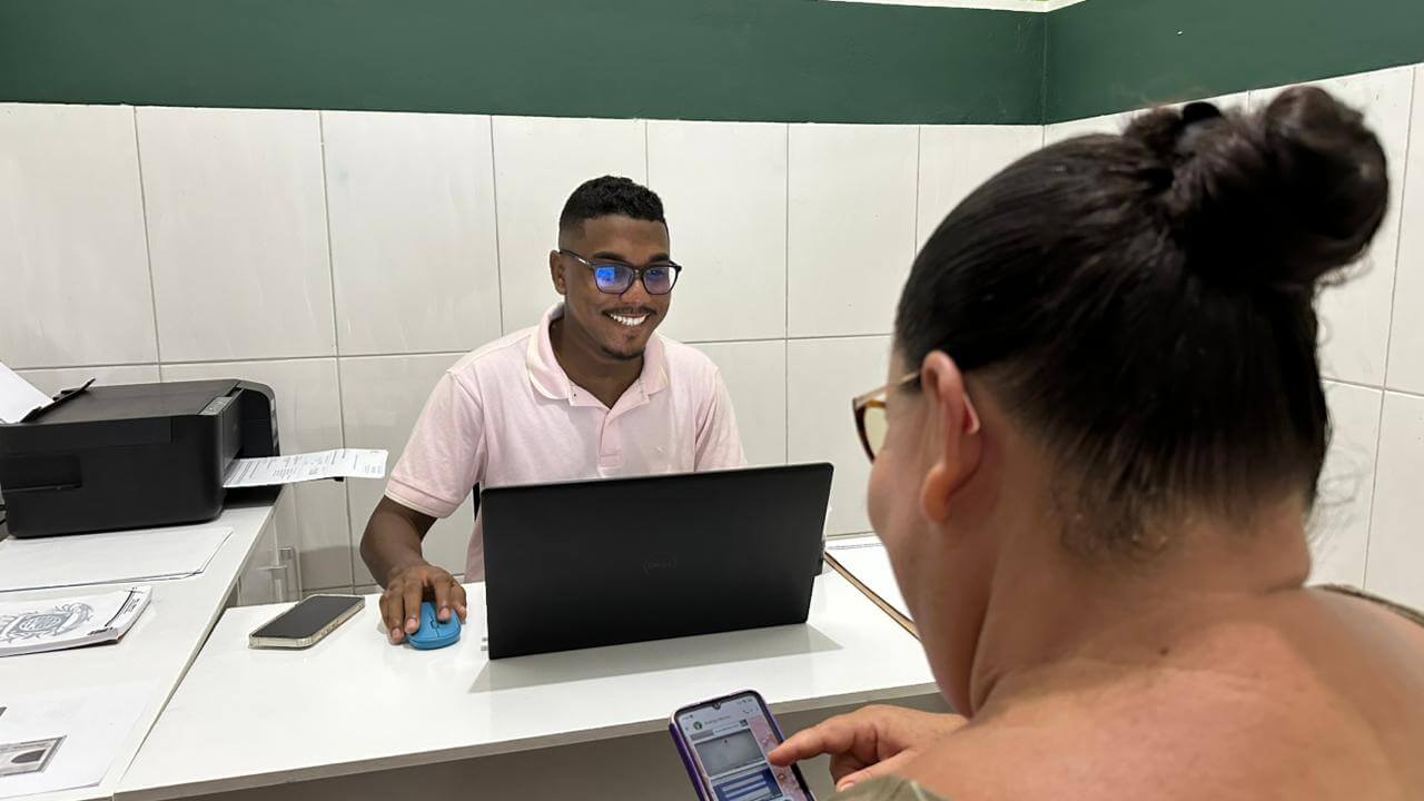 vereador Rodrigo Barros em atendimento em Acupe