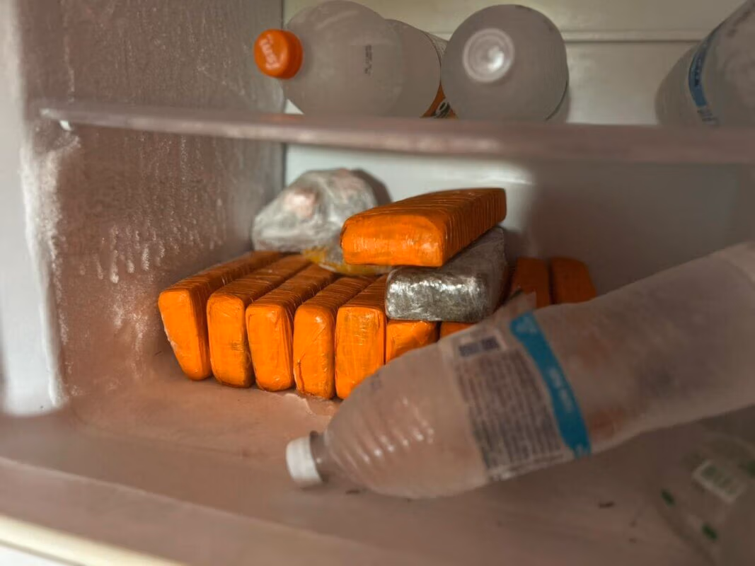 Forças Estaduais e Federais desarticulam base logística de facção do RJ em Salvador 4 drogas apreendidas no freezer