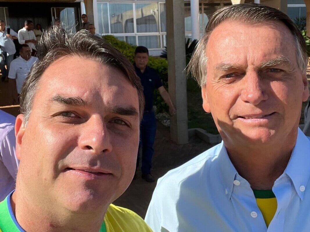 Flávio Bolsonaro e Jair Bolsonaro