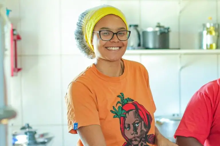 mulher sorrindo classes A B C