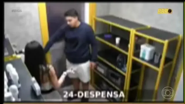 Pedro na despensa com Jordana