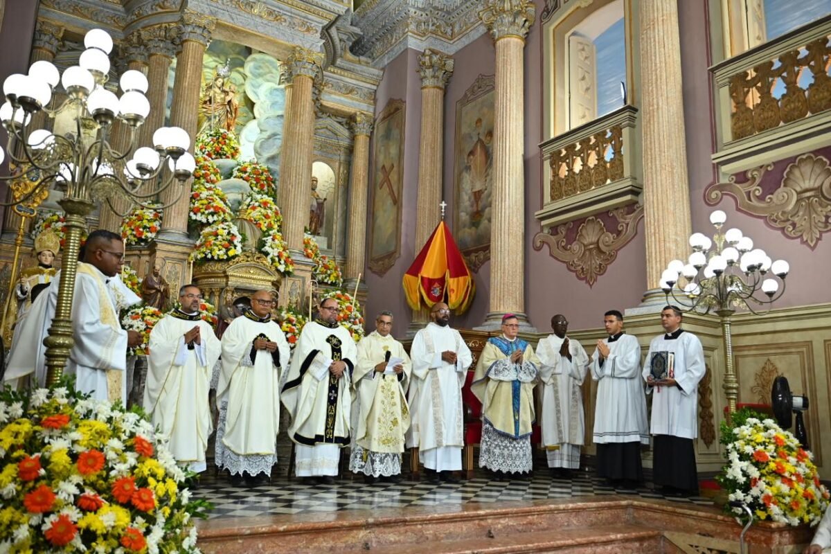 Festa da Purificação Basílica da Purificação Padres no altar