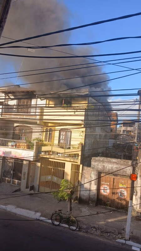 Casa pega fogo em Santo Amaro