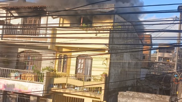 Casa pega fogo em Santo Amaro