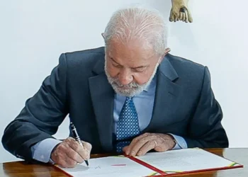 Lula assinando