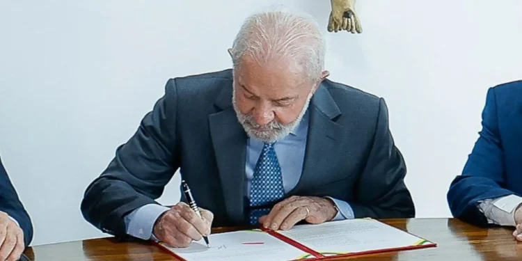 Lula assinando
