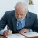 Lula assinando