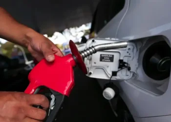 carro no posto de combustível, sendo abastecido