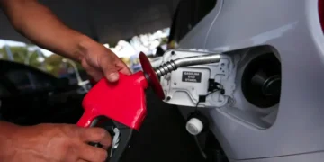 carro no posto de combustível, sendo abastecido