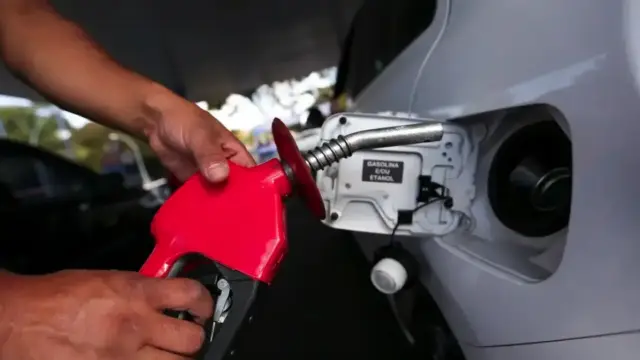 carro no posto de combustível, sendo abastecido