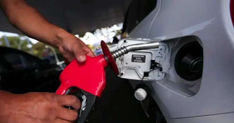 carro no posto de combustível, sendo abastecido