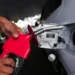 carro no posto de combustível, sendo abastecido