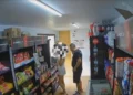 homem assedia adolescente de 14 anos em loja