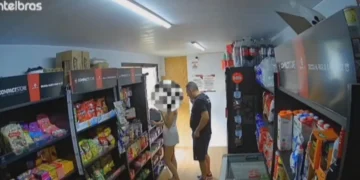 homem assedia adolescente de 14 anos em loja