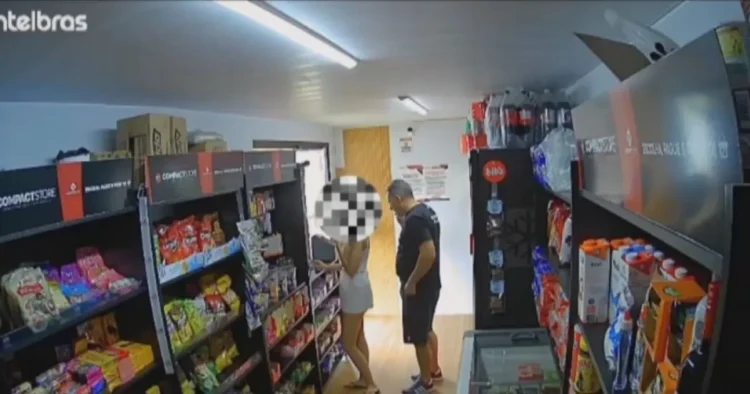 homem assedia adolescente de 14 anos em loja