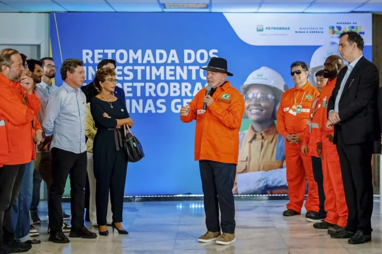 Lula reafirma plano de recomprar Refinaria Mataripe: "Vamos comprar de volta na Bahia" 1 Lula