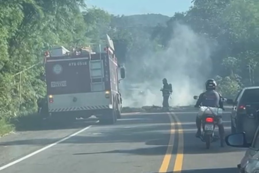 Bombeiros apagam fogo colocado por manifestantes na BA-001 em Nazaré, Bahia.