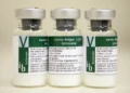 frascos da vacina contra dengue criada pelo Butantan