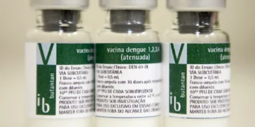 frascos da vacina contra dengue criada pelo Butantan