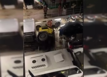 caminhão tomba no ferry-boat