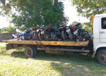 caminhão com motos apreendidas
