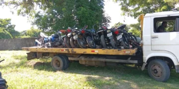 caminhão com motos apreendidas