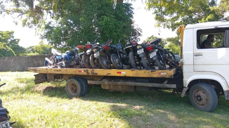 caminhão com motos apreendidas