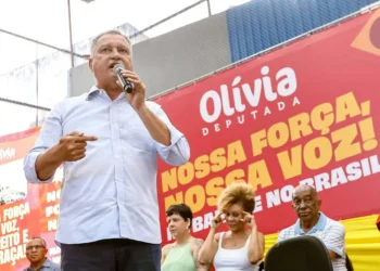 Ex-governador da Bahia e atual candidato ao Senado, Rui Costa, no palanque