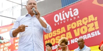 Ex-governador da Bahia e atual candidato ao Senado, Rui Costa, no palanque