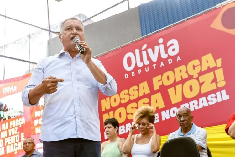 Ex-governador da Bahia e atual candidato ao Senado, Rui Costa, no palanque
