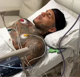 Empresári de Anderson Neiff compartilhou que o cantor passa por cirurgia após ser baleado no ombro