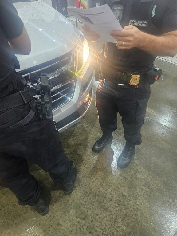 policiais federais no cumprimento de de suas funções. PF Polícia Federal