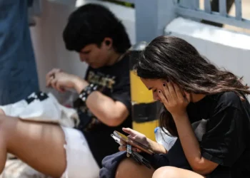 estudantes se preparando para fazer a prova do Enem