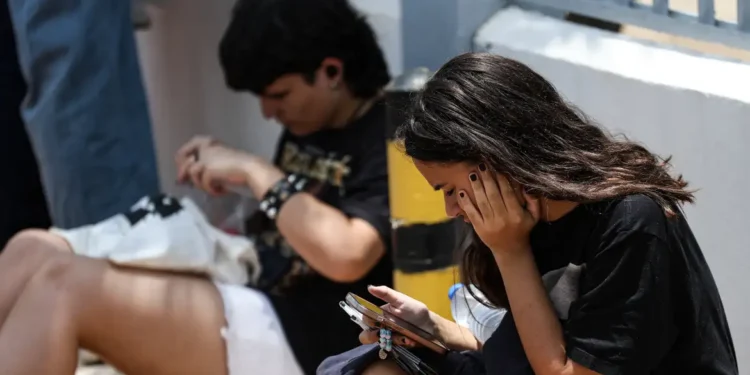 estudantes se preparando para fazer a prova do Enem