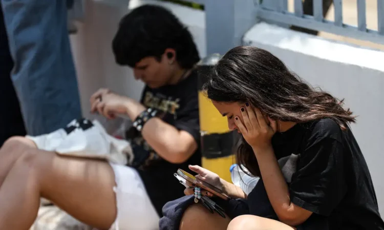 estudantes se preparando para fazer a prova do Enem