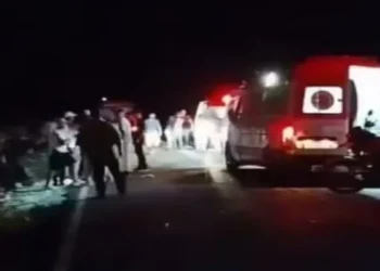 Fotografia da rodovia BA-148 na Chapada Diamantina, mostrando as ambulâncias do Samu no atendimento as vítimas após colisão frontal entre Seabra e Boninal