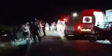 Fotografia da rodovia BA-148 na Chapada Diamantina, mostrando as ambulâncias do Samu no atendimento as vítimas após colisão frontal entre Seabra e Boninal