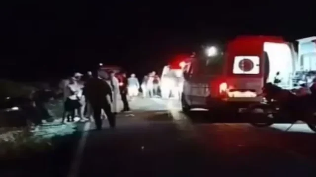 Fotografia da rodovia BA-148 na Chapada Diamantina, mostrando as ambulâncias do Samu no atendimento as vítimas após colisão frontal entre Seabra e Boninal