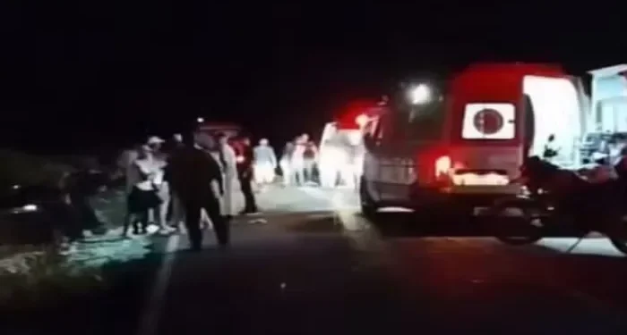 Fotografia da rodovia BA-148 na Chapada Diamantina, mostrando as ambulâncias do Samu no atendimento as vítimas após colisão frontal entre Seabra e Boninal