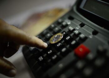 ele precisa ter cadastro na plataforma Gov.br e estar em situação regular com o