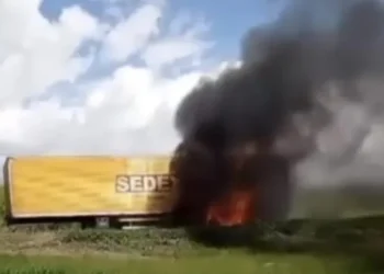 caminhão dos Correios pega fogo na BR-324 próximo a Santo Amaro