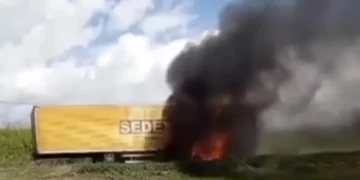 caminhão dos Correios pega fogo na BR-324 próximo a Santo Amaro