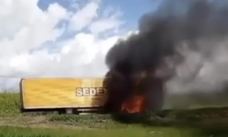 caminhão dos Correios pega fogo na BR-324 próximo a Santo Amaro