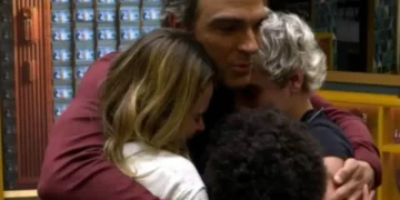 Tadeu entra na casa do BBB 26 e abraça os finalistas
