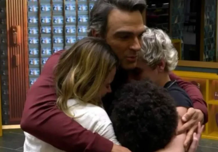Tadeu entra na casa do BBB 26 e abraça os finalistas