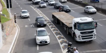 carros na estrada ipva