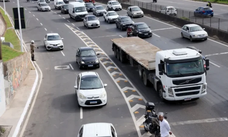 carros na estrada ipva
