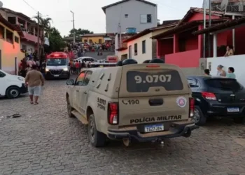 carro da polícia e ambulância do samu em atendimento as vítimas em Guaratinga