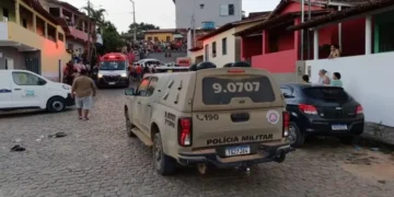carro da polícia e ambulância do samu em atendimento as vítimas em Guaratinga