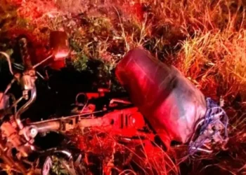 destroços de moto em acidente na bahia